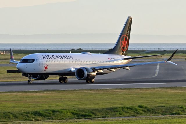 Boeing 737 MAX 8 (C-FTJV)