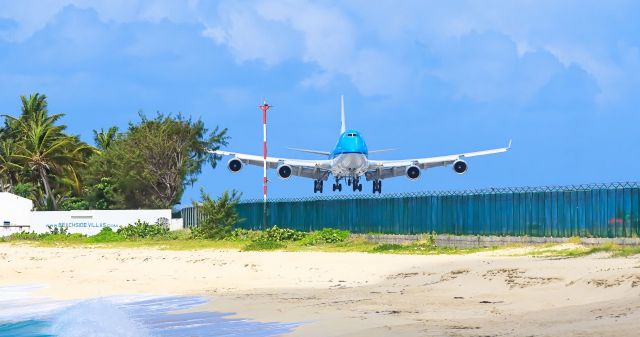 Boeing 747-400 (PH-BFH) - KLM landing at TNCM