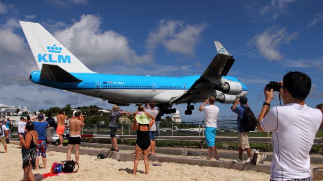 Boeing 747-200 (PH-BFN) - Landing above Maho-Beach.