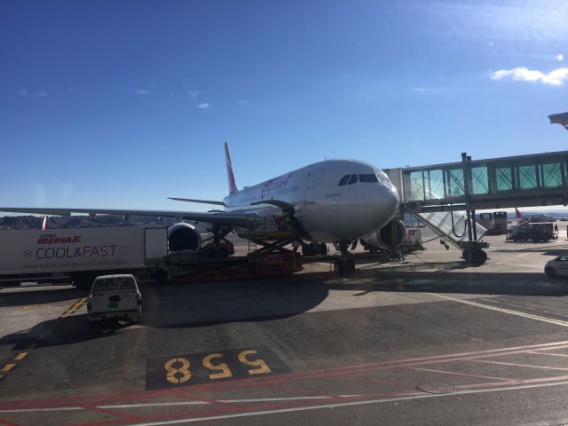 Airbus A330-300 (EC-MLB) - Foto tomada desde el microbus que nos llevo desde la T4S a la T4. Este avión se llama IBEROAMÉRICA, conmemorando los 70 años del inicio de los vuelos de Iberia a Latinoamérica