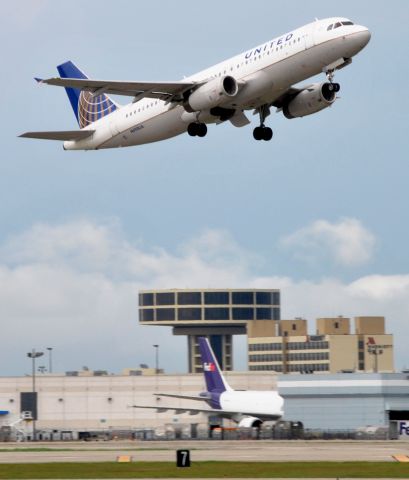 Airbus A320 (N498UA)