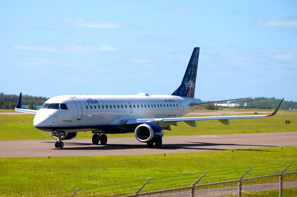 Embraer ERJ-190 (N292JB) - Flight 1732 TXKF - KJFK taxing to Rwy 30.