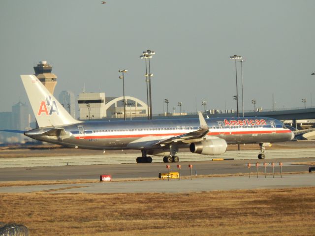 Boeing 757-200 (N652AA) - N652AA sitting on 18L ready for take-off.