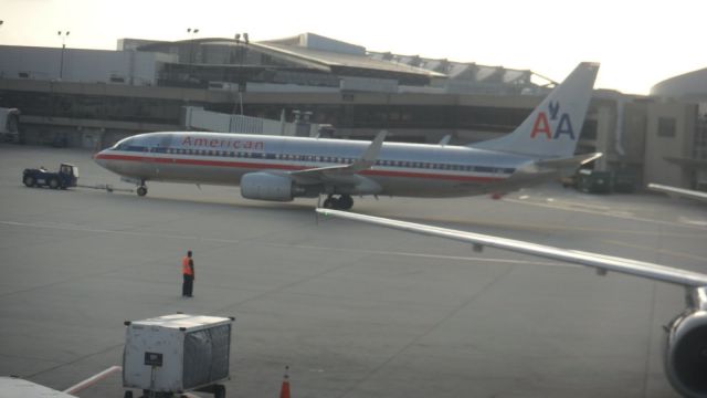 Boeing 737-800 (N982AN)