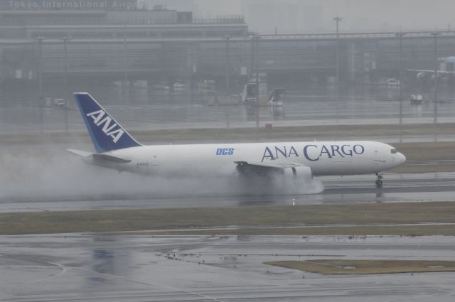 BOEING 767-300 (JA8323) - Landing at Haneda Intl Airport Rwy34L on 2012/03/02