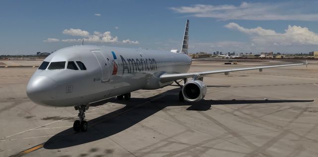 Airbus A321 (N973UY) - PHX barry m. goldwater terminal 4 N1 alpha 26 12MAY19