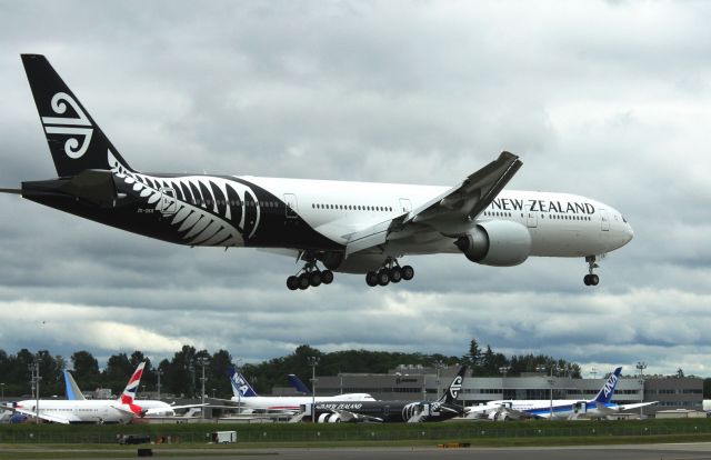 Boeing 777-200 (ZK-OKR)