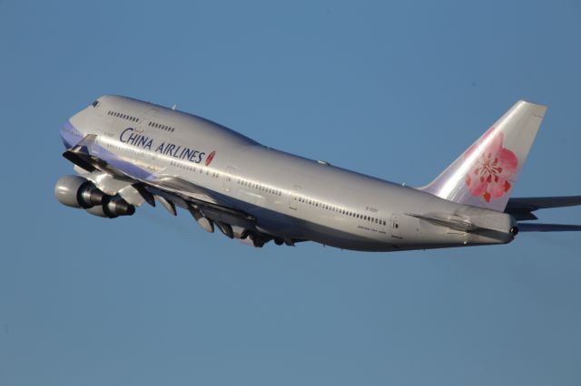 Boeing 747-400 (B-18207)