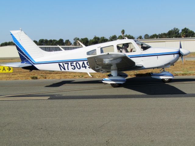 Piper Cherokee (N75049) - Taxiing to ramp