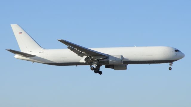 BOEING 767-300 (N364CM)