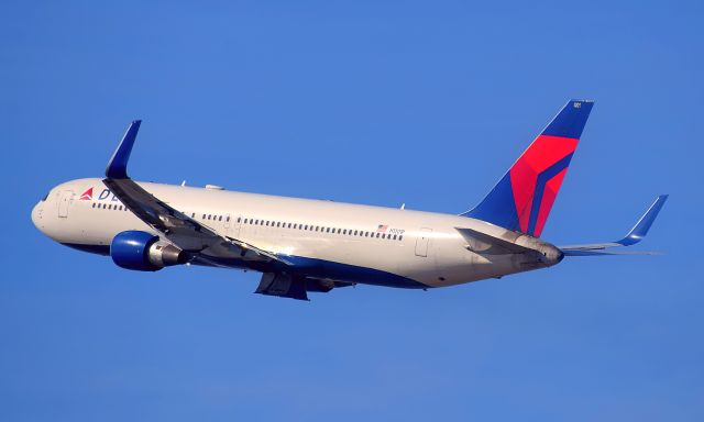 BOEING 767-300 (N1201P)