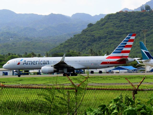 Boeing 757-200 (N198AA)