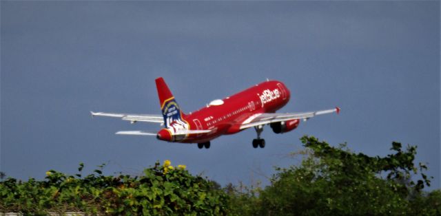 Airbus A320 (N615JB)