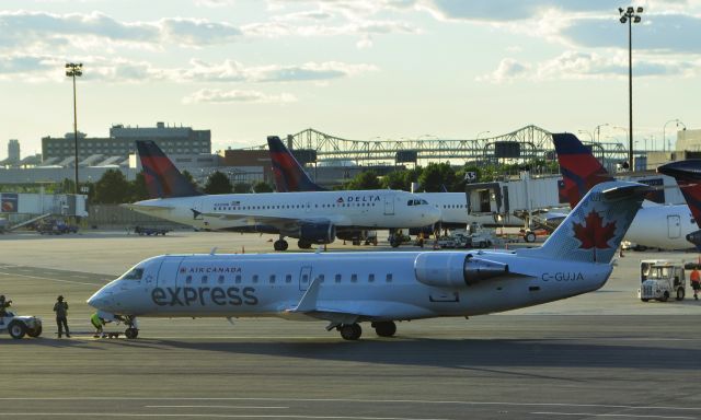 Canadair Regional Jet CRJ-200 (C-GUJA) - Air Canada Express CL-600-2B19 Regional Jet CRJ-200ER C-GUJA in Boston 