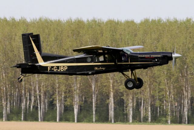 F-GJBP — - Avion de largage de parachutistes à 33190 La Réole