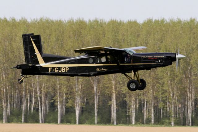 F-GJBP — - Avion de largage de parachutistes à 33190 La Réole