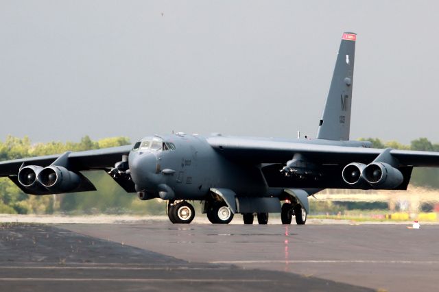 Boeing B-52 Stratofortress (60-0037) - A USAF B-52H (60-0037, c/n 464402) squeezing in for parking for the Toledo Air Show on 14 Jul 2016.