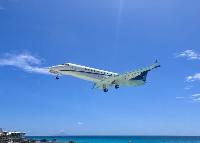 Embraer Legacy 600/650 (N877SV) - N877SV, a 2004 Embraer Legacy 600, floating into SXM. 3/21/22. 