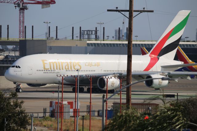 Airbus A380-800 (A6-EOM)