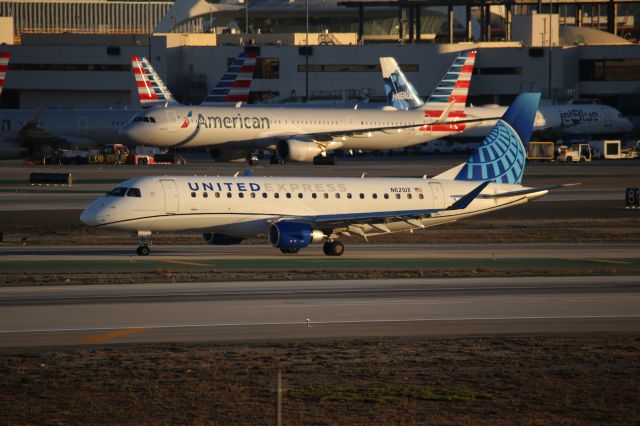 EMBRAER 175 (long wing) (N621UX)