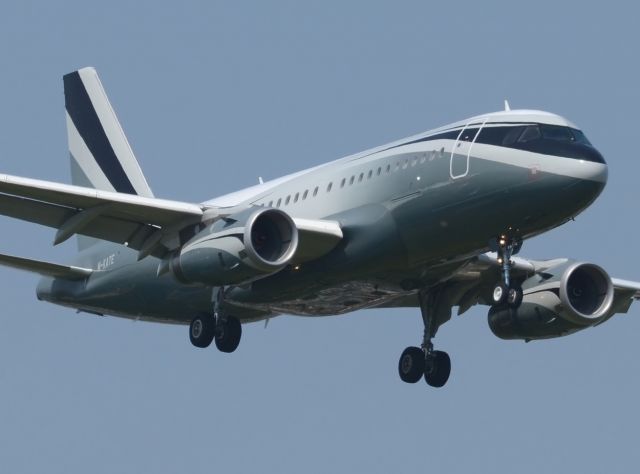 Airbus A319 (M-KATE) - 10/07/2013br /lANDING 07