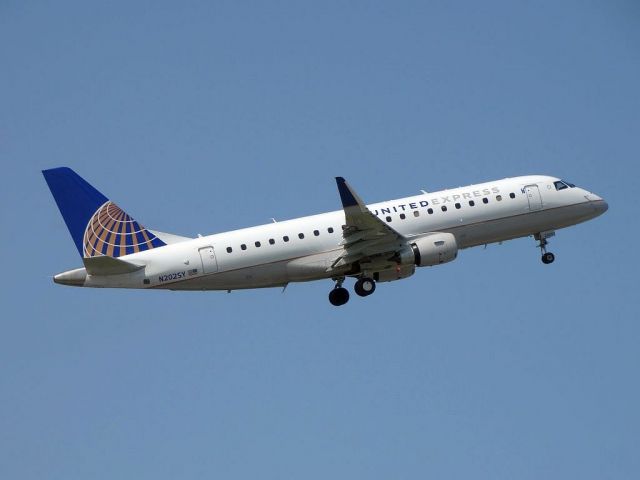 Embraer 175 (N202SY)