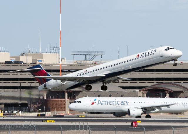 McDonnell Douglas MD-90 (N909DA)