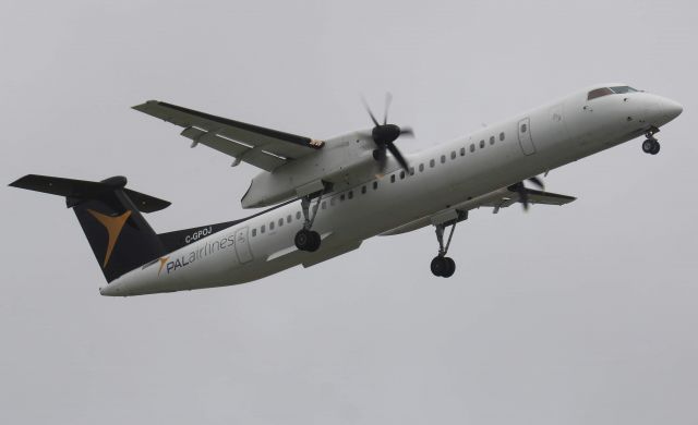 de Havilland Dash 8-400 (C-GPOJ) - PAL airlines a son décollage sur la piste 25 à CYGR  