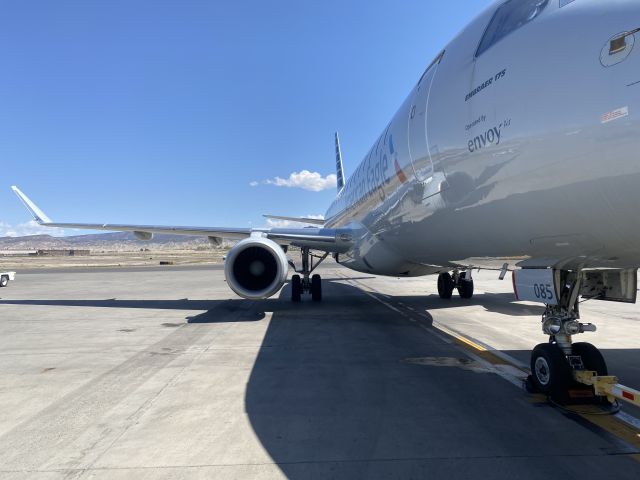 Embraer 175 (N285NN) - Loaded and ready to go