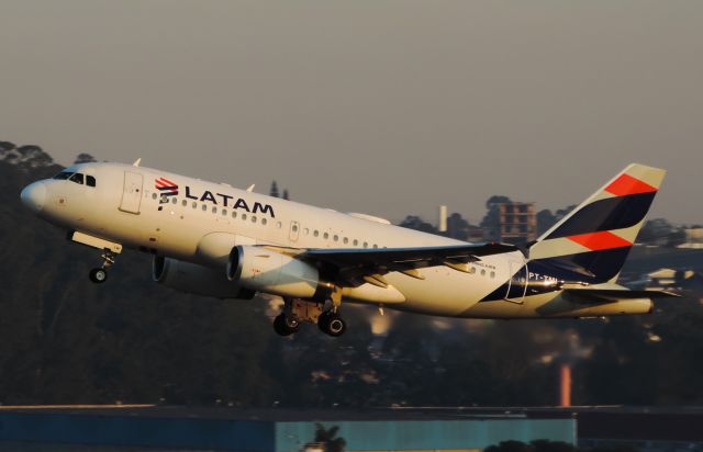Airbus A319 (PT-TMI)