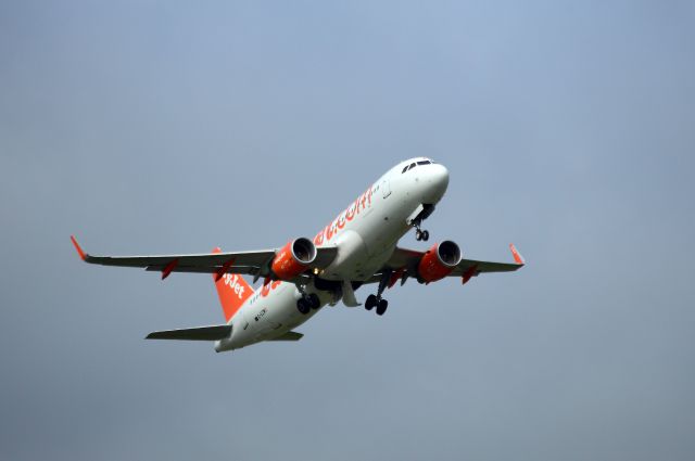 Airbus A320 (G-EZWU) - easyJet - A320-214 (G-EZWU) departing NCL. (Photo Jun 2016)