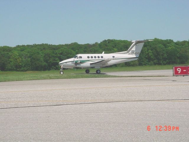 Beechcraft Super King Air 200 (N904DG) - Landing rwy 27 on 5/6/10
