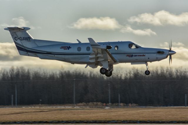 Pilatus PC-12 (C-GAWP) - Landing in CYHU. 23-12-2018