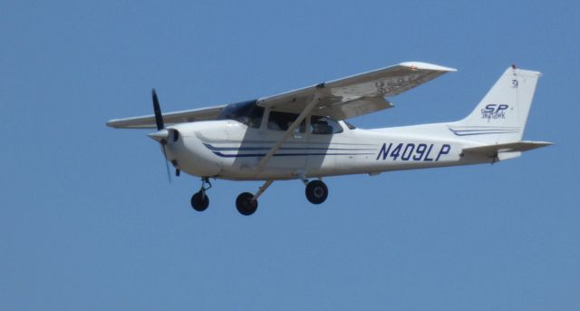 Cessna Skyhawk (N409LP) - On final is this 2003 Cessna Skyhawk 172SP in the Spring of 2021.