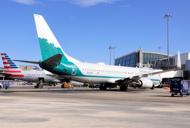 Boeing 737-700 (N916NN) -  Reno Air heritage 