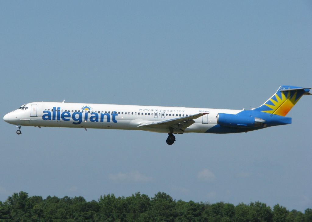 McDonnell Douglas MD-83 (N874GA) - Landing on runway 14 at the Shreveport Regional airport.