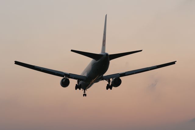 BOEING 767-300 (JA8987) - 05 August 2015:HND-HKD.