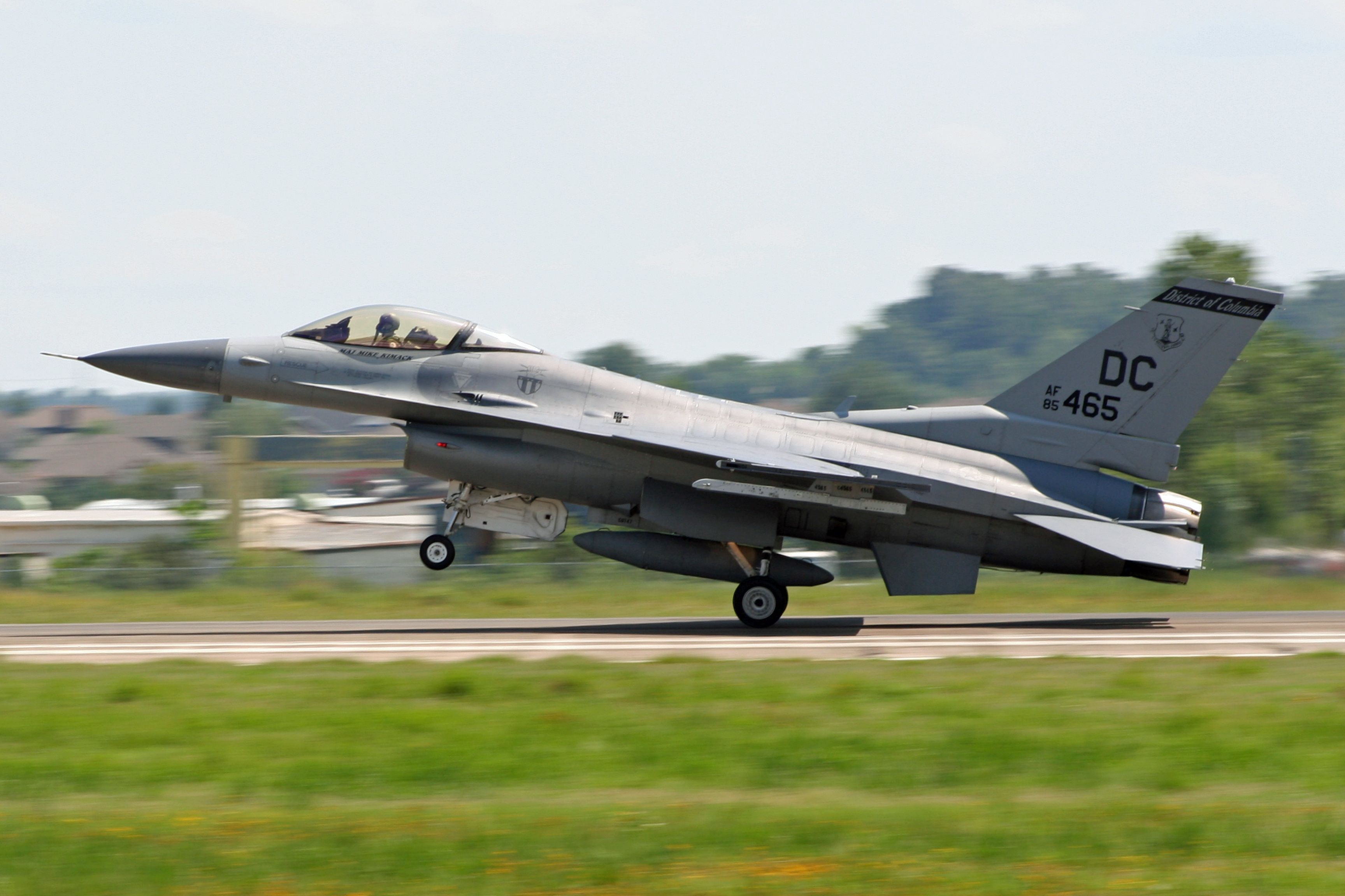 N85465 — - An F-16 from the 113th Fighter Wing Capital Guardians lands on Rwy. 7 at KFSM for a fuel stop