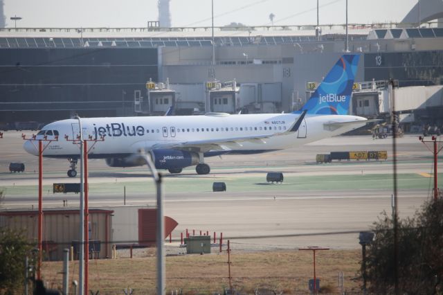 Airbus A320 (N807JB)