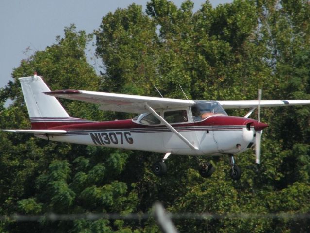 Cessna Skyhawk (N1307G) - Landing at Downtown Shreveport.