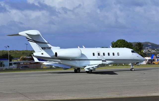 Bombardier Challenger 300 (N917HP)