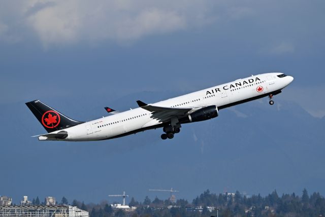 Airbus A330-300 (C-GEFA)