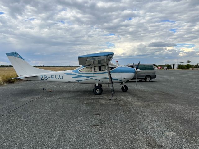 Cessna Skylane (ZS-ECU) - At Maun, Botswana