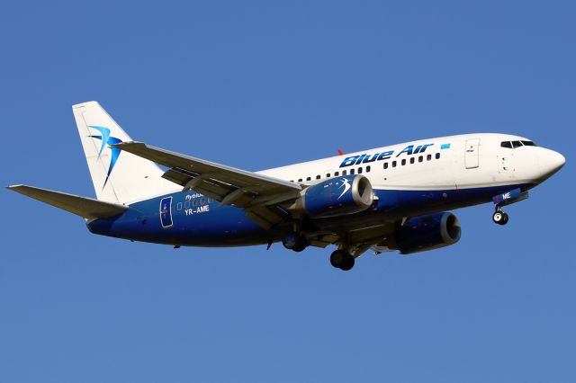 Boeing 737-500 (YR-AME)