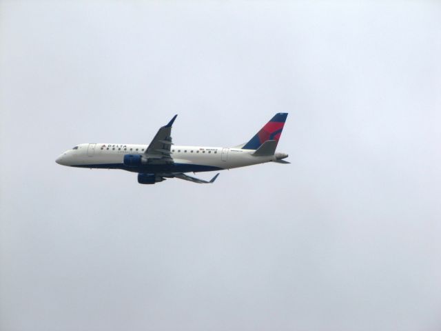 Embraer 175 (N631CZ)
