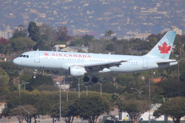 Airbus A320 (C-FTJS)