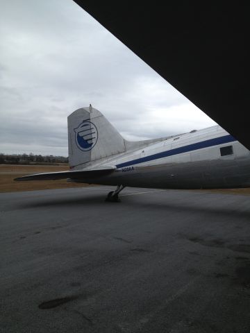 Douglas DC-3 (N28AA)