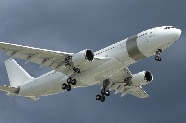 Airbus A330-200 (A7-HHW) - A middle East Private A330-200 approaches runway 027L at LHR.