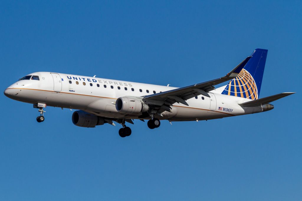 Embraer 175 (N136SY)