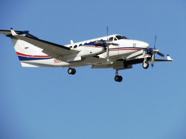Beechcraft Super King Air 350 (N506MV) - Landing RWY 20R